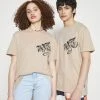 YOURTURN GRAPHIC TEE UNISEX - T-shirt Con Stampa - Tan -Sconto YOURTURN in Italia 0fb0dc9e346a4f31aec8a4dd49f3bf89