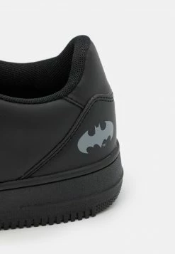 YOURTURN BATMAN UNISEX - Sneakers Basse - Black -Sconto YOURTURN in Italia 10ff1bd7f6f24a339b85410b0f9ed5b8