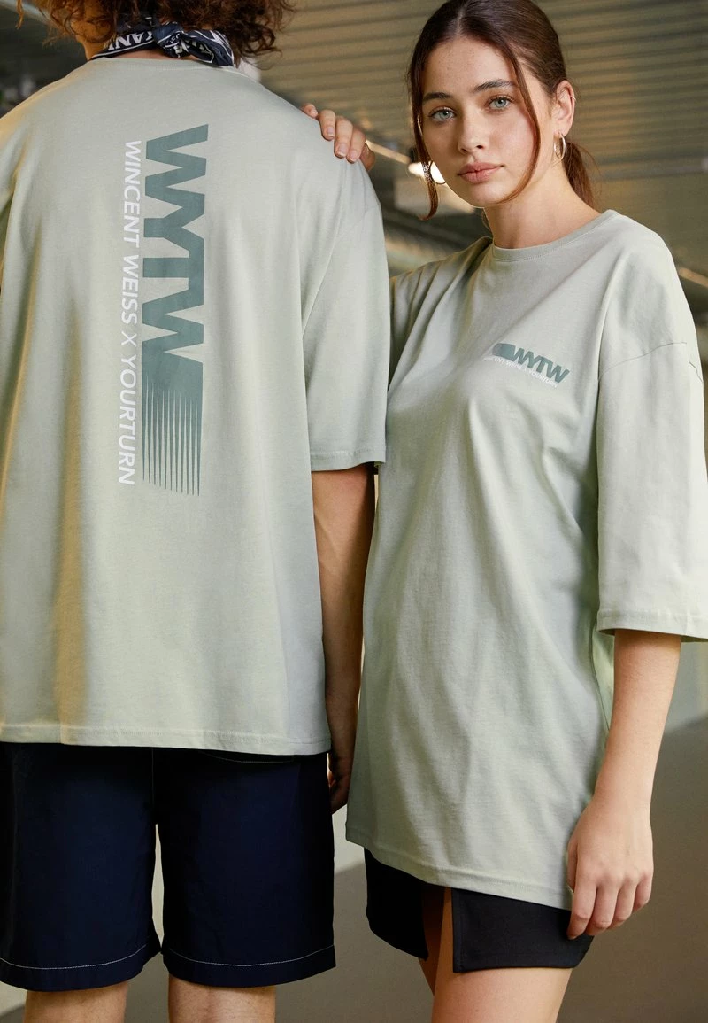 YOURTURN GRAPHIC TEE WINCENT WEISS UNISEX - T-shirt Con Stampa - Light Green 6 YOURTURN GRAPHIC TEE WINCENT WEISS UNISEX - T-shirt Con Stampa - Light Green - immagine 4
