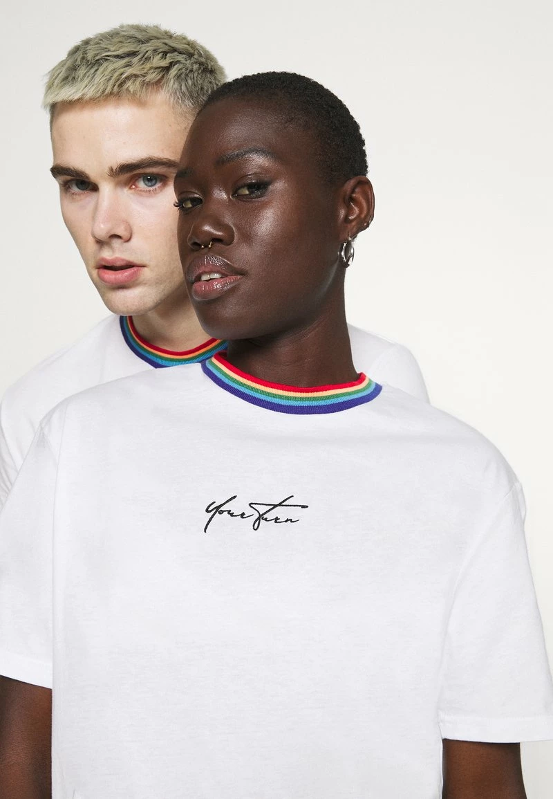 YOURTURN PRIDE UNISEX - T-shirt Con Stampa - White 6 YOURTURN PRIDE UNISEX - T-shirt Con Stampa - White - immagine 4