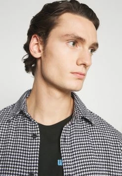 YOURTURN T-shirt Con Stampa - Black, Unisex -Sconto YOURTURN in Italia 5b92c18db0e84b1582a3cfb12fae86c9