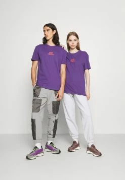YOURTURN UNISEX - T-shirt Con Stampa - Purple 11 YOURTURN UNISEX - T-shirt Con Stampa - Purple -Sconto YOURTURN in Italia 5d1cec100e2340d0932217e5d276b603