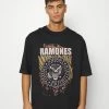 YOURTURN RAMONES TEE UNISEX - T-shirt Con Stampa - Black -Sconto YOURTURN in Italia c2f0a584c9f5410ea0972d4c3eabbae9