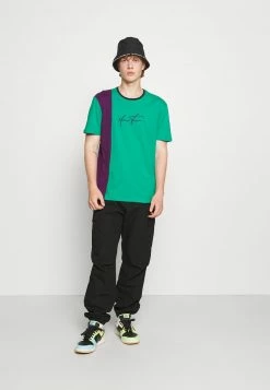 YOURTURN UNISEX - T-shirt Con Stampa - Purple/green 8 YOURTURN UNISEX - T-shirt Con Stampa - Purple/green -Sconto YOURTURN in Italia c6a030ff7f534770a6d288c5f915ab86