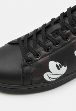 YOURTURN DISNEY UNISEX - Sneakers Basse - Black -Sconto YOURTURN in Italia cc82582912c9413db8dc2590ae0f96e0