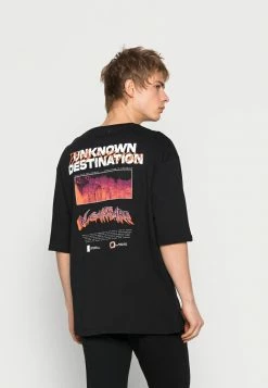 YOURTURN UNKNOWN DESTINATION GRAPHIC T-SHIRT UNISEX - T-shirt Con Stampa - Black -Sconto YOURTURN in Italia d9e40a8a02b14909b61a761cbc80b8bc