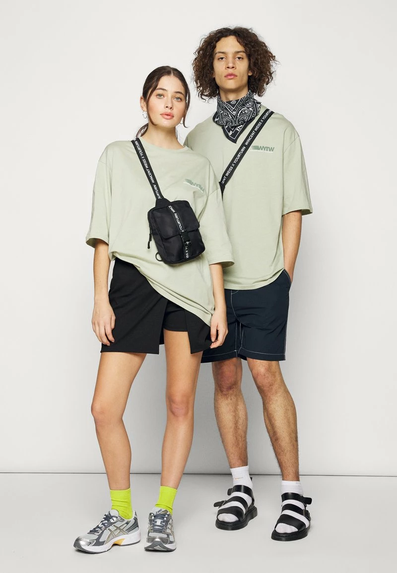 YOURTURN GRAPHIC TEE WINCENT WEISS UNISEX - T-shirt Con Stampa - Light Green 8 YOURTURN GRAPHIC TEE WINCENT WEISS UNISEX - T-shirt Con Stampa - Light Green - immagine 6