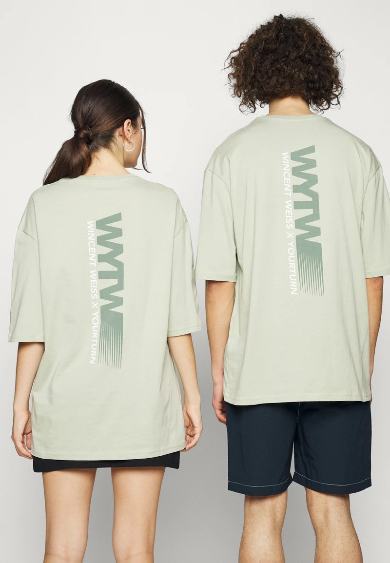 YOURTURN GRAPHIC TEE WINCENT WEISS UNISEX - T-shirt Con Stampa - Light Green 7 YOURTURN GRAPHIC TEE WINCENT WEISS UNISEX - T-shirt Con Stampa - Light Green - immagine 5